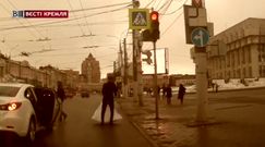 Sprzeczka na rosyjskiej ulicy. Panna młoda pobiła bukietem niedoszłego małżonka
