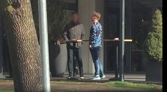 Kuba Wesołowski w niebieskim moro na spacerze z żoną