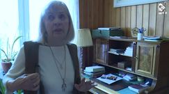 Maria Kiszczak pokazuje szafę Kiszczaka