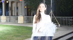 Marina w boa z piór uwodzi paparazzi