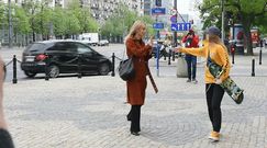 Agnieszka Woźniak-Starak przybija piątki z fanami na ulicy