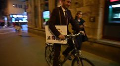 Elegancki Jan Kliment odjeżdża na rowerze po wyborach Miss Warszawy