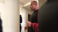 "Pudzian" rozmawia w hostelu z przedsiębiorcą i z policjantami