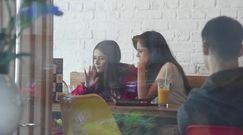 Roksana Węgiel spogląda na paparazzi spod wielkich okularów