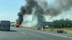 Pożar samochodu na A2. Gęsty dym nad autostradą