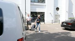 Agnieszka Chylińska w eskorcie ochroniarza niesie swoją książkę