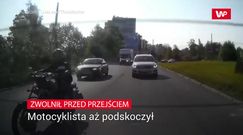 Motocyklista zwolnił. Kierowca tego nie przewidział