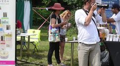 59-letnia Małgorzata Pieczyńska wygina się podczas pikniku z jogą