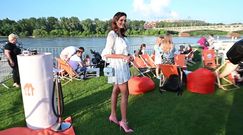 Promienna Paulina Krupińska pozuje w szpilkach na trawie