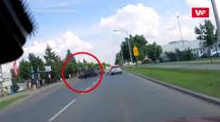 Nagle skręcił. Motocyklista aż zrobił salto