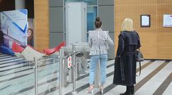 Mama-menedżer poprawia Julii Wieniawie włosy i robi zdjęcia