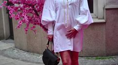 58-letnia Mariola Bojarska-Ferenc w sukience mini i butach z odkrytą piętą