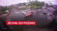 Jechał do pożaru. Wóz strażacki wbił się w dom
