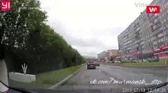 Wjechał na niezabezpieczoną studzienkę. Świadek nagrał konsekwencje