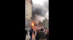 Pożar sklepu w centrum Warszawy. Duże zadymienie w bloku