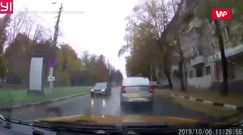 Zobaczył go w ostatniej chwili. Zatrzymał się na budynku