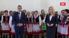 Premier Morawiecki został przywitany śpiewem gospodyń domowych