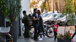 Szarmancki Allan Krupa towarzyszy Górniak w drodze do restauracji