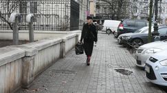 Monika Olejnik w czerwonych rajstopach kupuje prezenty