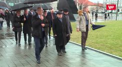 Jarosław Kaczyński przed pomnikiem brata. U jego boku m.in. premier i ministrowie