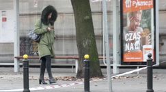 Zakapturzona Warnke snuje się po mieście