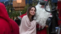 Krupińska przebrana za elfa szczerzy się w fotobudce  