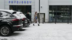 Nykiel z głębokim dekoltem brnie w śniegu