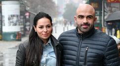 Sylwia i Akop Szostak mokną w deszczu pod TVN-em