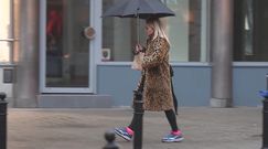 Panterkowa Olejnik przemierza Warszawę w deszczowe popołudnie