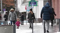 Sykut-Jeżyna na zimowym spacerze z mężem i córką