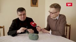 Skarpety od proboszcza. Ksiądz dzierga na drutach, by wyremontować kościół