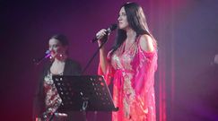 Cekinowa Kayah dowcipkuje na scenie o Paryżu