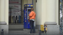 Kasia Burzyńska wpatrzona w telefon na spacerze z synem