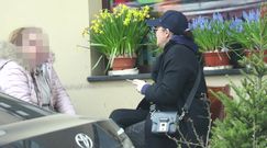 Zakamuflowana Małgorzata Pieńkowska chowa się za choinką  