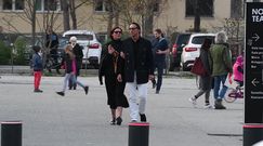 Zakochana Ilona Felicjańska na wiosennym spacerze z mężem