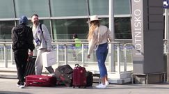 Karolina Gilon obładowana bagażami wylatuje na Coachellę