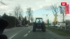 Traktorem do tyłu. Kuriozum na drodze pod Warszawą