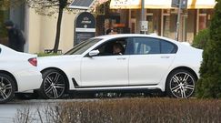 Paweł Deląg zajada loda w białym BMW wartym 400 tysięcy złotych