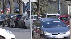 Pastelowa Katarzyna Skrzynecka spaceruje w zwiewnej sukience