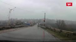 Przypadkowe nagranie kierowcy. Pracownicy budowy byli o włos od śmierci
