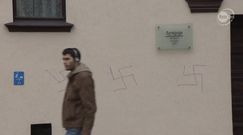 Nazistowskie symbole na ścianie synagogi 