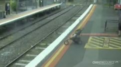 Wózek z dzieckiem stoczył się na tory kolejowe w Melbourne