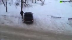 Wściekła Rosjanka zdemolowała auto męża. Siekierą!