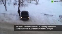 Kobieta uzbrojona w siekierę zmasakrowała auto męża