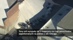 Rząd samochodów przysypany solą