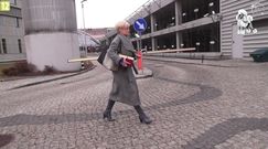 Zamyślona Zamachowska w długim płaszczu