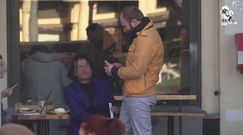 Szyc zabawia koleżanki w knajpie