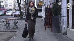 Kinga Rusin w długiej spódnicy wychodzi z pracy