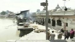 Masowe kremacje w świątyni w Katmandu