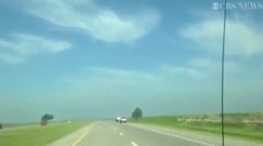 Rozpędzony samochód uderzył w lawetę